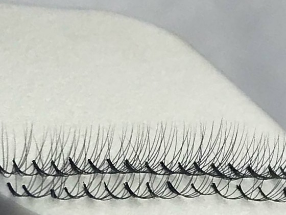 Een rij lash fans op een wimperpad